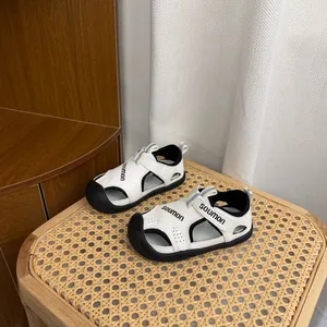 Vue de dessus de sandales de sport blanches pour enfants sur un tabouret