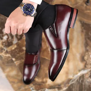 Detailopname van hoogwaardige bordeauxrode leren formele herenschoenen met glanzende lak.