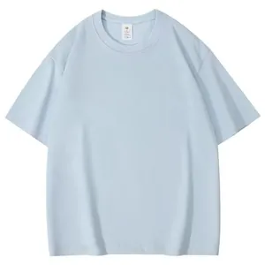 Détail d'un t-shirt à manches courtes oversize bleu clair avec col rond sur blanc