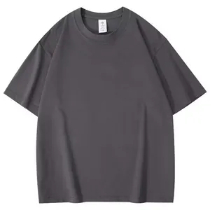 Vue détaillée d'un t-shirt homme oversize gris anthracite avec épaules tombantes