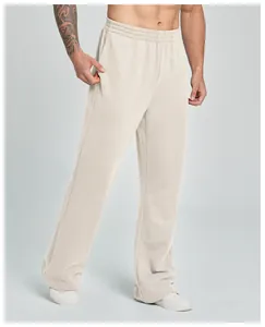 Detailansicht der beigefarbenen Herren-Sporthose mit weitem Bein und elastischem Bund.