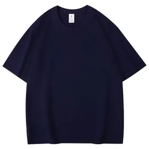 Vue de face d'un t-shirt en coton pour homme bleu marine de coupe oversize