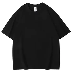 Gros plan d'un t-shirt noir oversize à épaules tombantes avec col rond classique