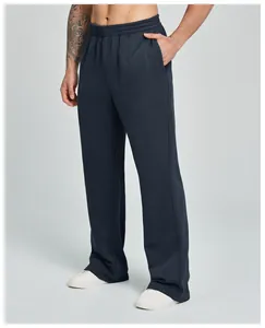 Hochwertige Detailansicht der dunkelblauen locker geschnittenen Herren-Sporthose mit weitem Bein