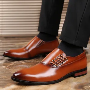 Elegante bruine leren herenschoenen met verfijnde zijvetersluiting en glanzende afwerking.