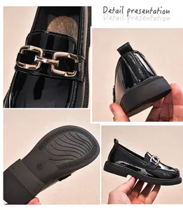 Detailansichten schwarzer Lackleder-Loafer für Mädchen mit Goldschnalle und Profilsohle