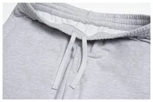 Detailaufnahme des elastischen Bunds einer grauen Herren-Jogginghose mit Kordelzug