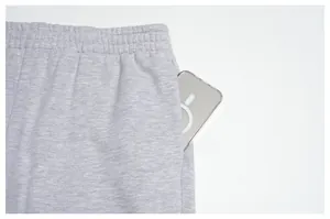 Detailansicht der tiefen Seitentasche an einer grauen Sport-Sweatpants