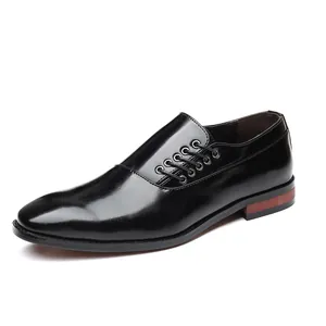 Klassieke zwarte herenschoenen van leer met zijdelingse vetersluiting en puntige neus