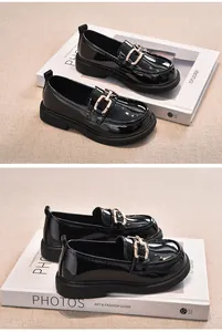 Detailansicht schwarzer Lackleder-Loafer für Mädchen mit goldener Schnalle