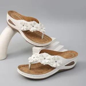 Eleganti sandali con zeppa bianchi da donna con dettagli floreali e strass