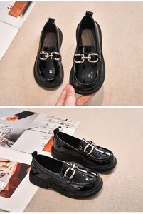 Detailansicht eleganter schwarzer Lackleder-Loafer für Mädchen mit goldener Metallschnalle