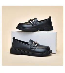 Klassische schwarze Mädchen-Loafer im britischen Stil mit goldener Schnalle