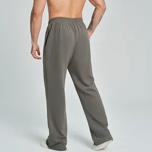 Rückansicht der locker sitzenden, weiten Herren-Sporthose in Taupe-Grau.