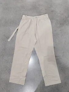 Detaillierte Flachbildansicht einer beigen Leinen-Freizeithose mit weitem Bein für Herren