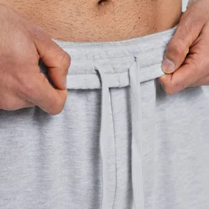 Herren graue weite Schlaghose Sport mit elastischem Bund und Kordelzug Detail Nahaufnahme