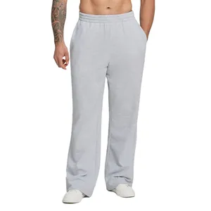 Graue, locker sitzende Herren-Sporthose mit ausgestelltem Bein für Fitness und Freizeit