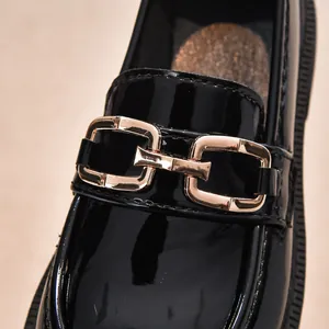 Mädchen Slipper aus schwarzem Lackleder mit stilvoller goldener Kettenschnalle und weicher Sohle