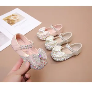 Detalle de zapatos de princesa rosa brillantes para niña con un elegante lazo de strass