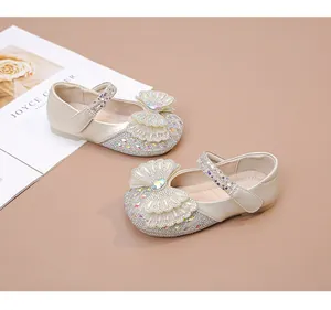 Detalle de cerca de zapatos de princesa brillantes con un lazo grande de malla para niña