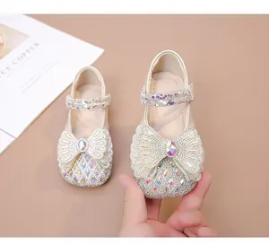 Vista detallada de zapatos de princesa con diamantes de imitación champagne y lazo