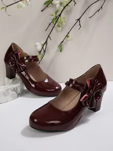 Dettaglio scarpe Mary Jane in vernice rosso vino con fiocco e tacco largo e spesso