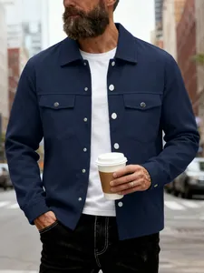 Gros plan d'une surchemise bleue pour homme avec revers et boutons blancs en ville.