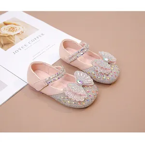 Vista detallada de zapatos de princesa rosas para niña con pedrería y lazo grande