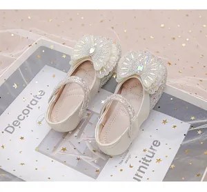 Zapatos de princesa color crema brillantes para niña con lazos de diamantes de imitación.