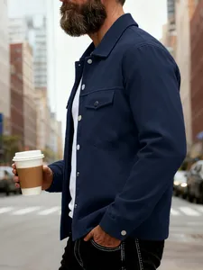 Vue latérale d'une veste bleu marine pour homme avec boutons argentés et poches poitrine