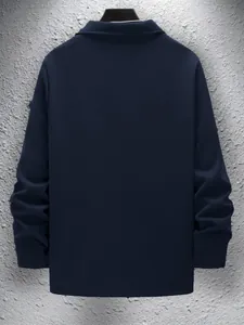 Vue arrière montrant le tissu et la coupe d'une veste décontractée bleu marine pour hommes