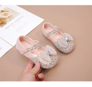 Detalle de zapatos de princesa rosa con diamantes de imitación brillantes para niña