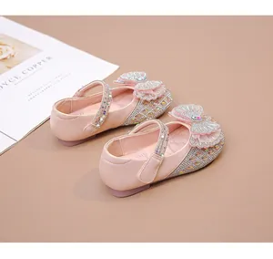 Vista detallada de zapatos de princesa rosas con diamantes de imitación y lazo para niñas