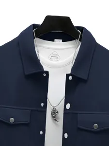 Gros plan d'une veste bleu marine à coupe ajustée avec col à revers et boutons simples.