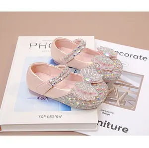 Primer plano de zapatos de princesa con pedrería para niña y lazo elegante