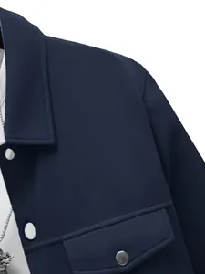 Vue détaillée du col et des boutons pression d'une veste bleu marine pour hommes ajustée