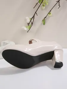 Vista dettagliata della décolleté in vernice nude con punta tonda e tacco largo