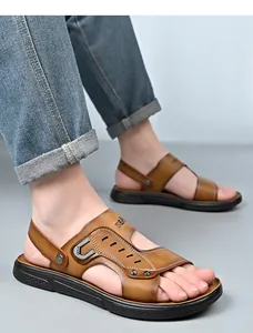 Vista detallada de las elegantes sandalias de playa de cuero marrón para hombre con suela blanda