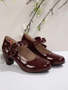 Décolleté Mary Jane bordeaux lucide con punta tonda, tacco a blocco ed elegante fiocco.