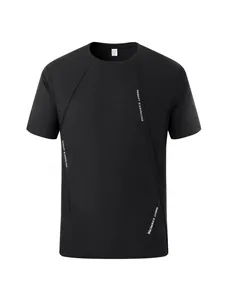 T-shirt sportiva nera da uomo ad asciugatura rapida con stampa Night Exercise verticale.