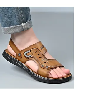 Detalle de sandalias de playa para hombre en cuero marrón con correa ajustable y suave.