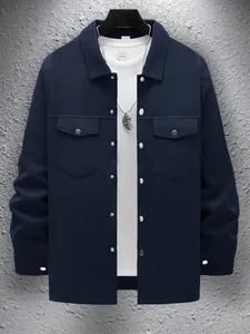 Gros plan sur une veste homme bleu marine coupe ajustée avec col à revers et poches