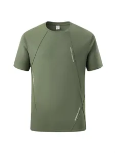 T-shirt sportiva premium uomo verde oliva, asciugatura rapida, stampa Night Exercise