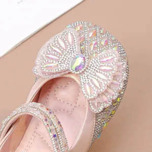 Zapatos de princesa rosa para niñas con detalle de lazo de diamantes de imitación brillantes.