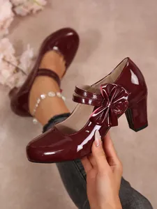 Dettaglio di Mary Jane in vernice bordeaux con tacco largo e fiocco elegante