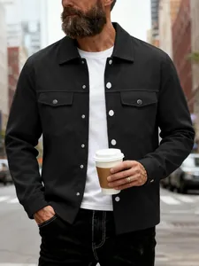 Détail d'une veste décontractée noire ajustée pour homme avec double poches et boutons-pression