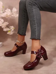 Eleganti scarpe Mary Jane bordeaux in vernice con tacco largo e fiocco decorativo.