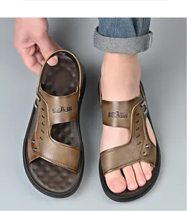 Vista detallada de las sandalias de cuero marrón para hombre con suela suave y cómoda