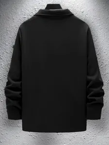 Vue arrière d'une veste décontractée noire ajustée pour hommes avec col rabattu