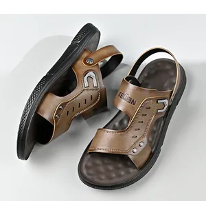 Vista detallada de sandalias de cuero marrón para hombre con suelas suaves